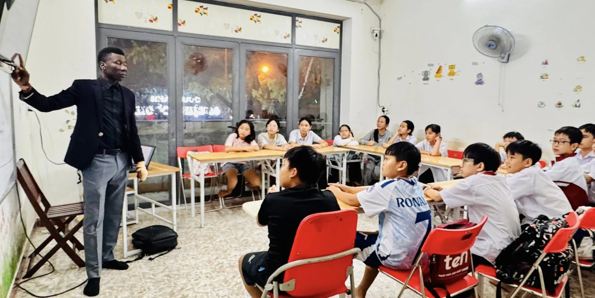 Tiết Speaking cùng thầy John của các Kingers LỚP 6 nâng cao