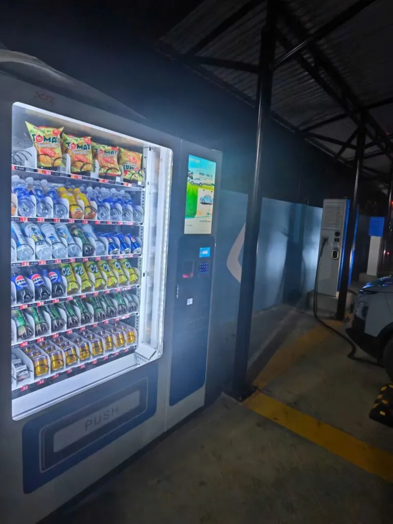 Bán bán nước tự động được đặt tại trạm sạc